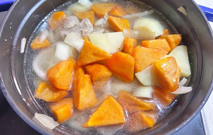 『柿入りカレー』を作る写真（撮影：エニママ）