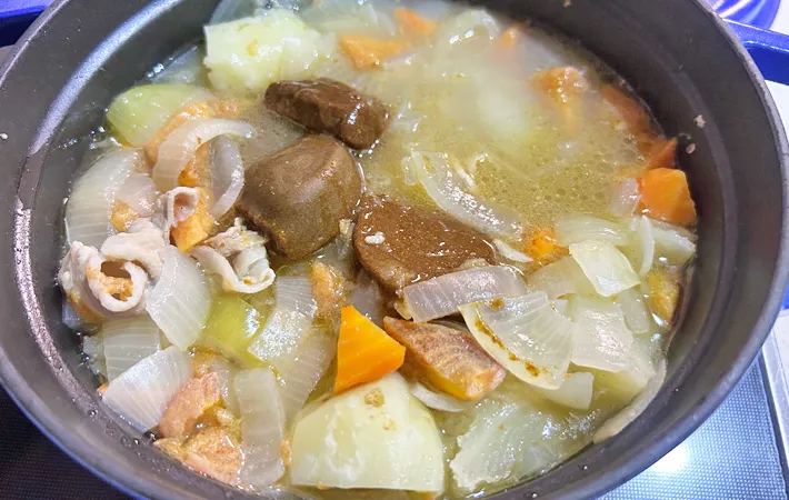 『柿入りカレー』を作る写真（撮影：エニママ）