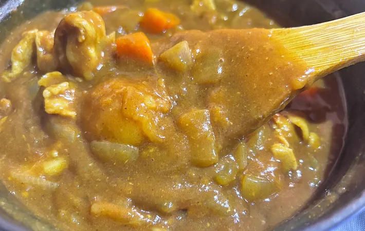 『柿入りカレー』を作る写真（撮影：エニママ）