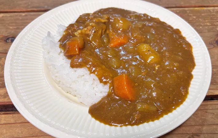 『柿入りカレー』の完成写真（撮影：エニママ）