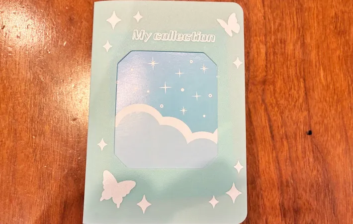 『ダイソー 窓付きトレーディングカードファイル』の写真（撮影：エニママ）