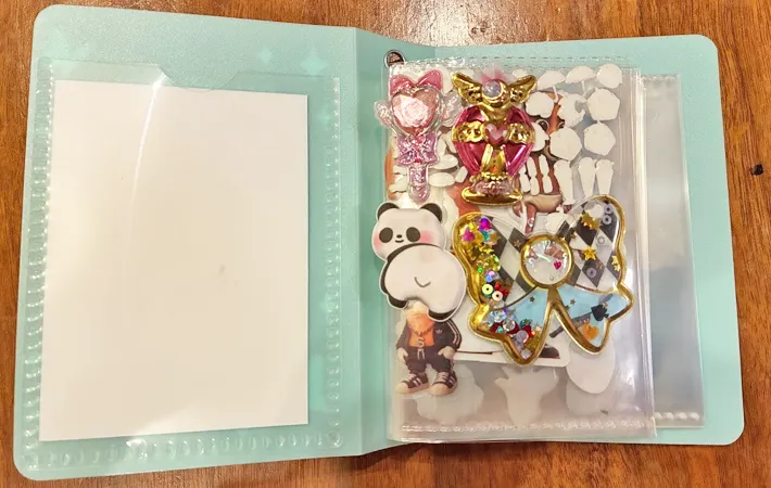 『ダイソー 窓付きトレーディングカードファイル』の使用写真（撮影：エニママ）