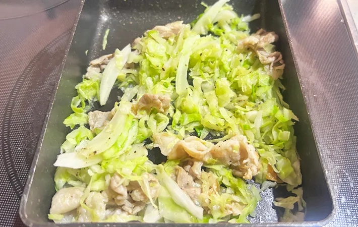 『玉子焼き器でとんぺい焼き』を作る写真（撮影：エニママ）