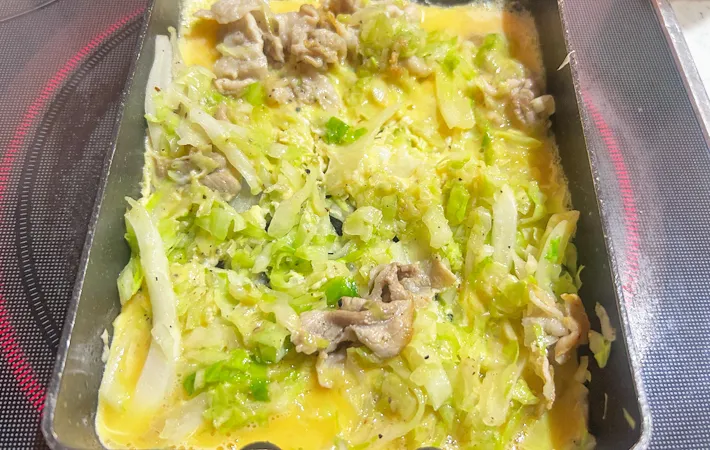 『玉子焼き器でとんぺい焼き』を作る写真（撮影：エニママ）