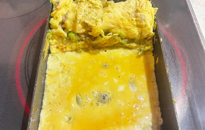 『玉子焼き器でとんぺい焼き』を作る写真（撮影：エニママ）