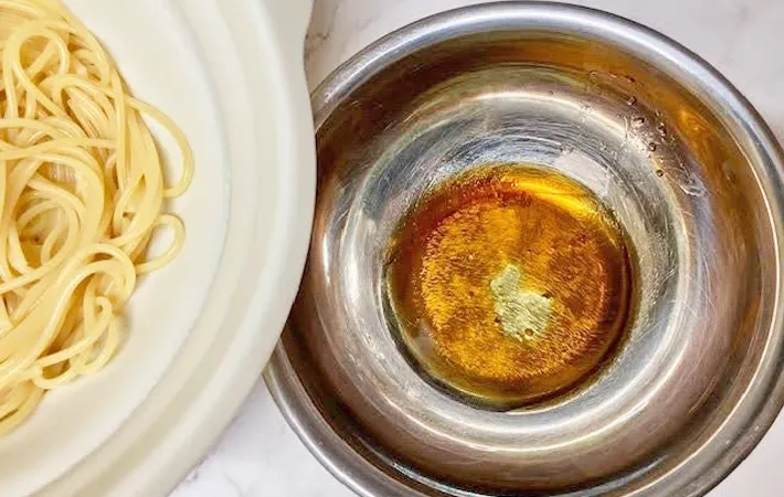 『たまごかけパスタ』を作る写真（撮影：エニママ）