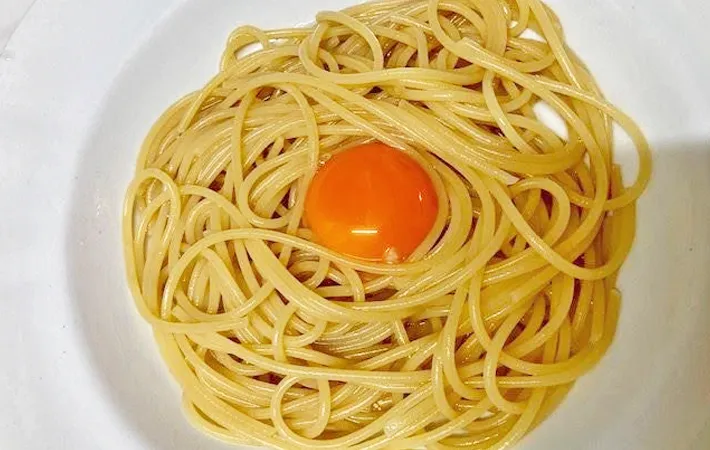 『たまごかけパスタ』を作る写真（撮影：エニママ）