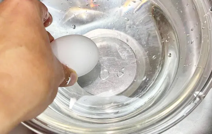 『卵を短時間で常温に戻す方法』の写真（撮影：キジカク）