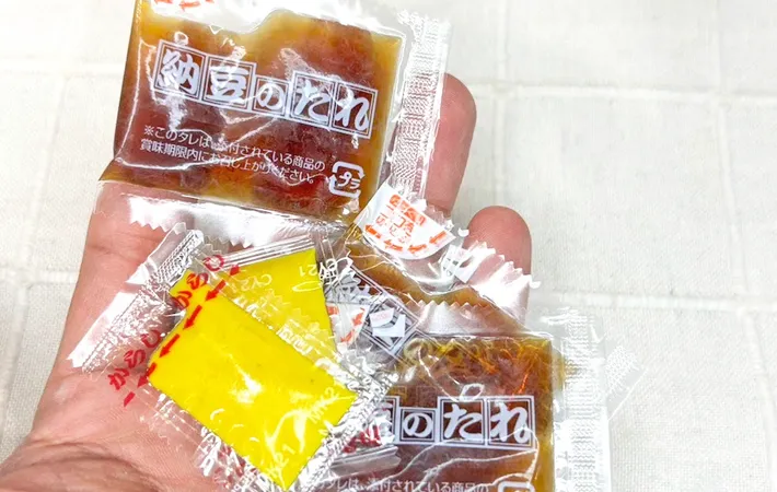 『納豆のタレとからし』の写真（撮影：キジカク）