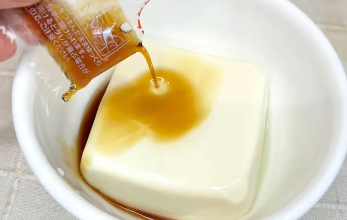 『納豆のタレを冷奴にかける』写真（撮影：キジカク）