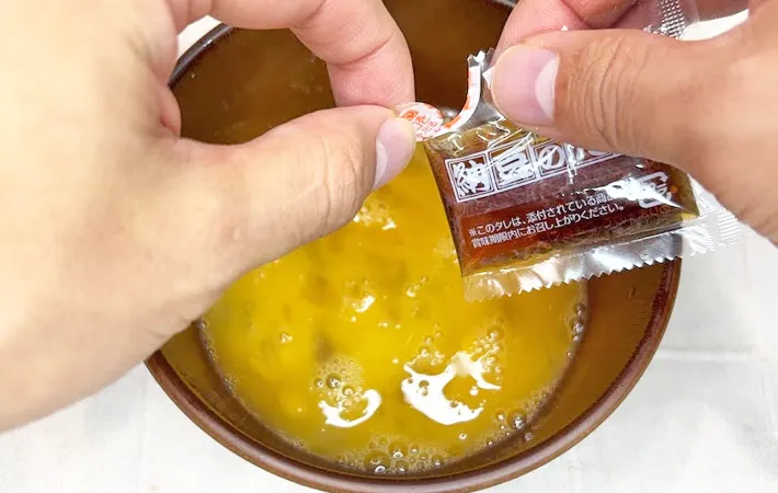 『納豆のタレを卵に入れる』写真（撮影：キジカク）