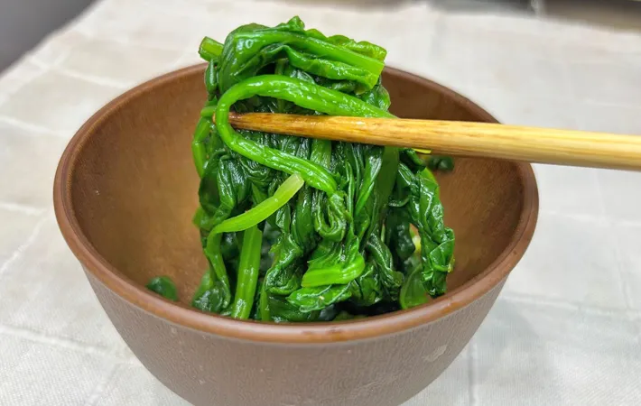 『納豆のタレをかけたほうれん草のおひたし』の写真（撮影：キジカク）