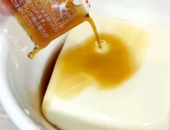 『納豆のタレを掛けた豆腐』（撮影キジカク）