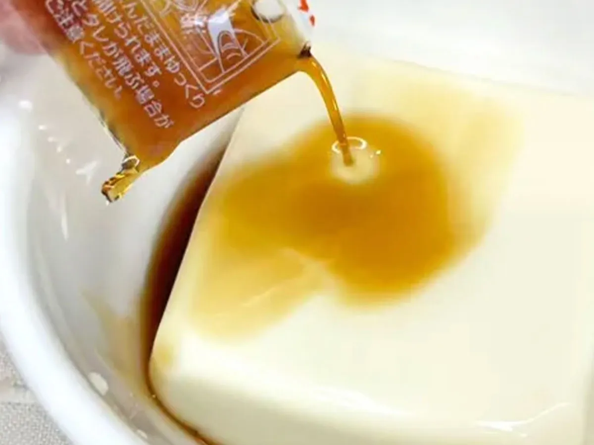 『納豆のタレを掛けた豆腐』（撮影キジカク）