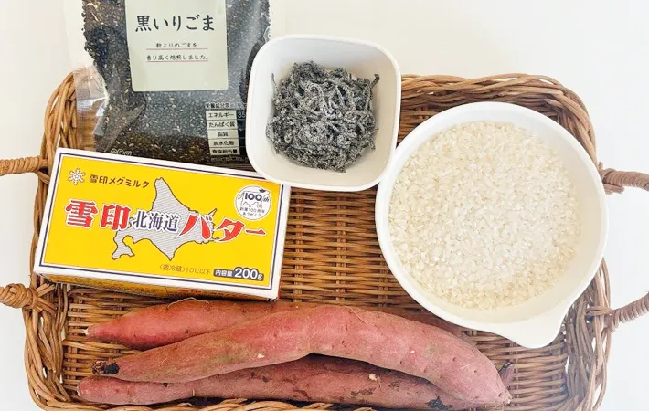 『さつまいもおにぎり』の材料写真（撮影：キジカク）