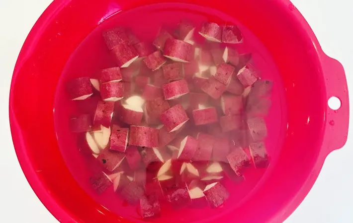 『さつまいもおにぎり』を作る写真（撮影：キジカク）