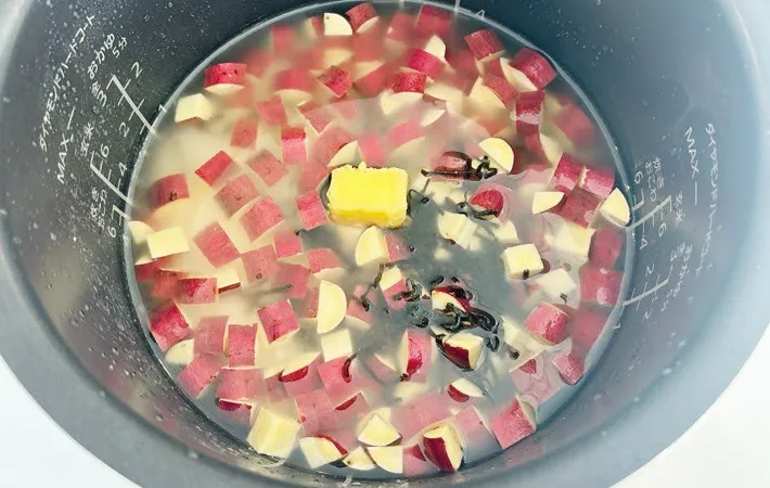 『さつまいもおにぎり』を作る写真（撮影：キジカク）