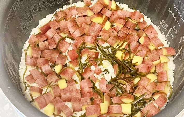 『さつまいもおにぎり』を作る写真（撮影：キジカク）