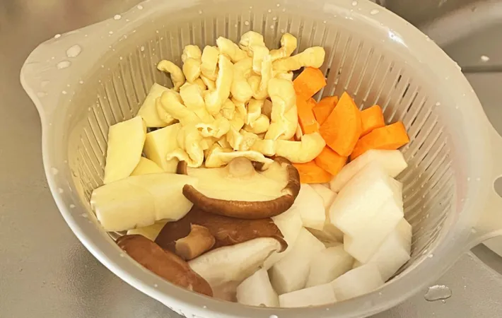 『もち入り豚汁』を作る写真（撮影：エニママ）