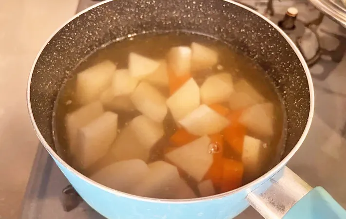 『もち入り豚汁』を作る写真（撮影：エニママ）