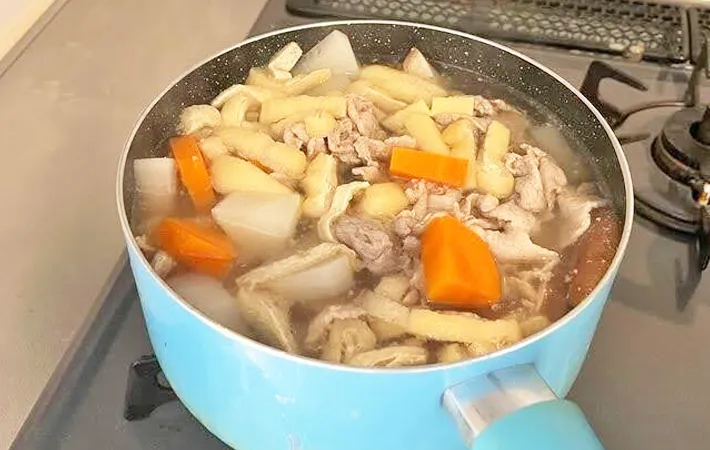 『もち入り豚汁』を作る写真（撮影：エニママ）