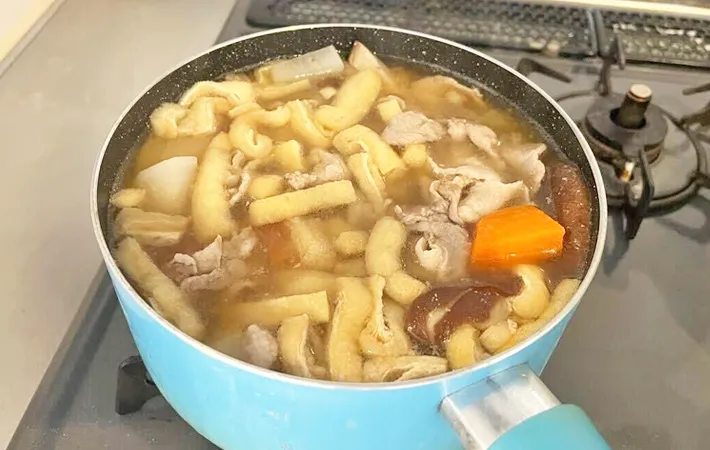 『もち入り豚汁』を作る写真（撮影：エニママ）
