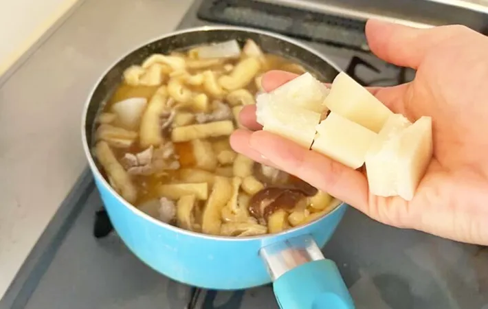 『もち入り豚汁』を作る写真（撮影：エニママ）