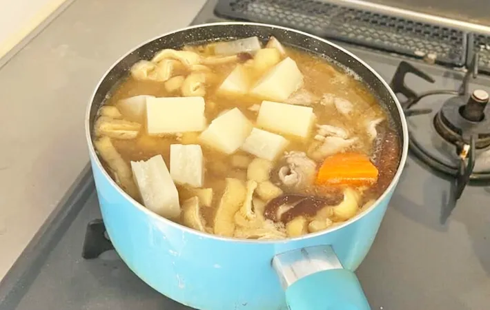 『もち入り豚汁』を作る写真（撮影：エニママ）