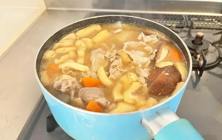 『もち入り豚汁』を作る写真（撮影：エニママ）