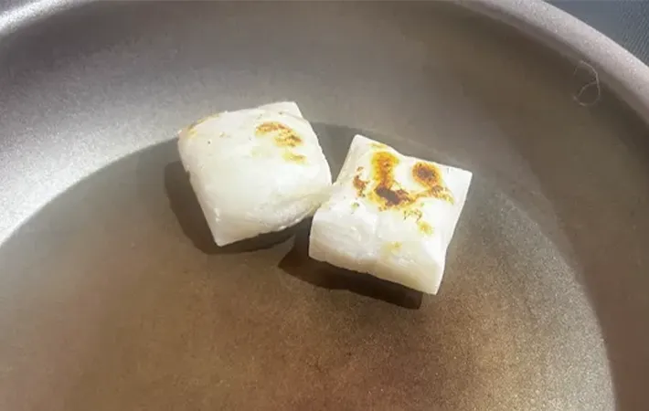 『ガリバタ醤油餅』を作る写真