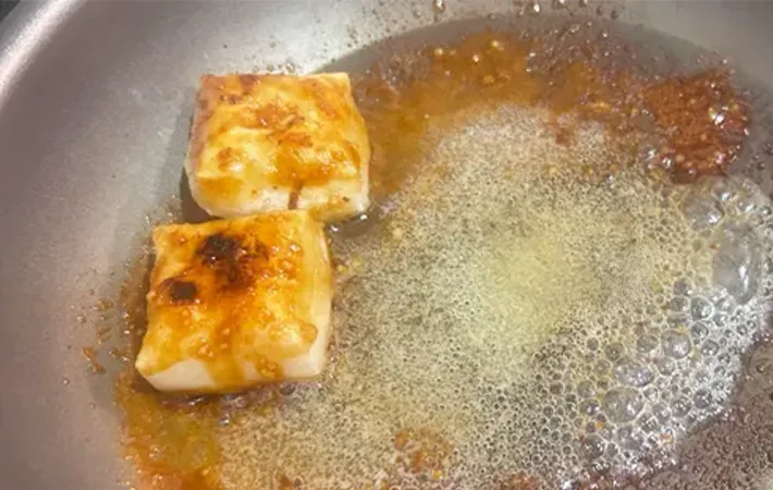 『ガリバタ醤油餅』を作る写真