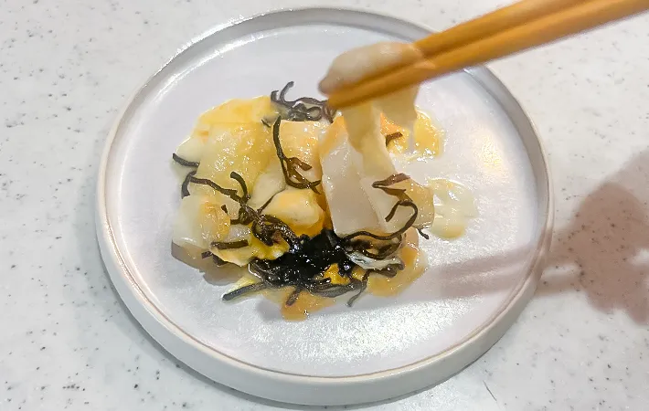 『塩こんぶチーズもち』と箸の写真（撮影：エニママ）