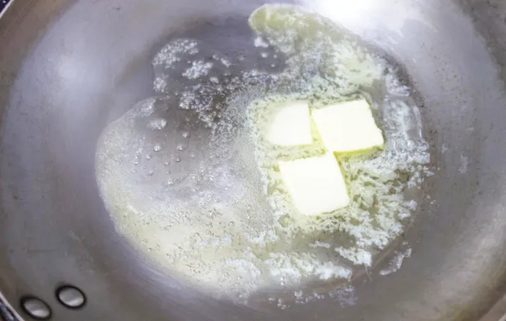 『青のりバターのお餅ガレット』を作る写真（撮影：エニママ）