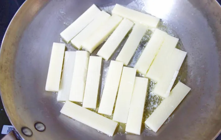 『青のりバターのお餅ガレット』を作る写真（撮影：エニママ）