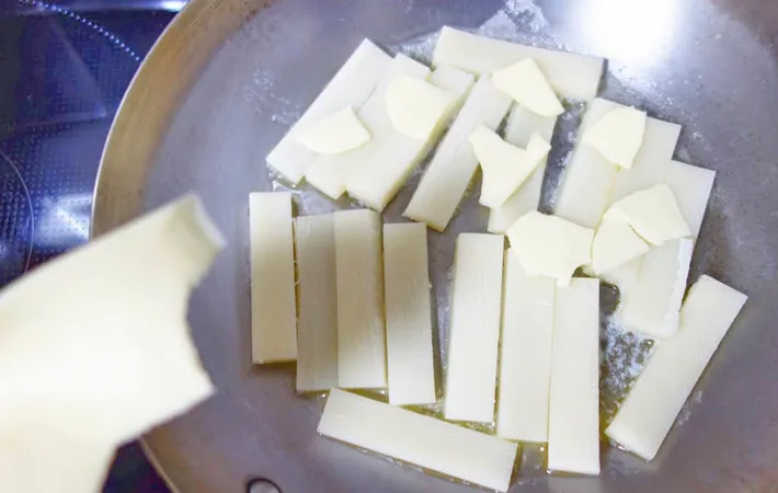 『青のりバターのお餅ガレット』を作る写真（撮影：エニママ）