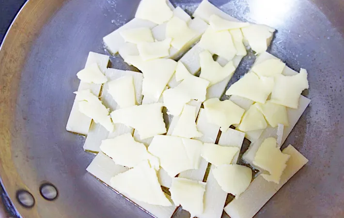 『青のりバターのお餅ガレット』を作る写真（撮影：エニママ）