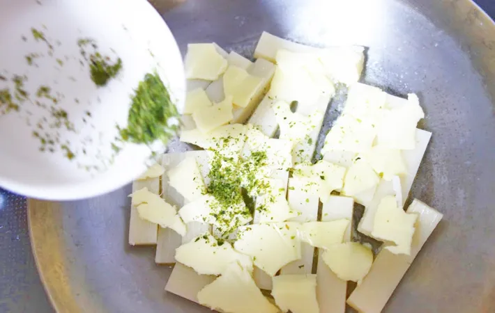 『青のりバターのお餅ガレット』を作る写真（撮影：エニママ）