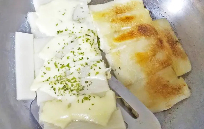 『青のりバターのお餅ガレット』を作る写真（撮影：エニママ）