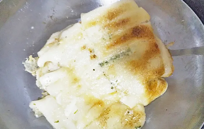 『青のりバターのお餅ガレット』を作る写真（撮影：エニママ）