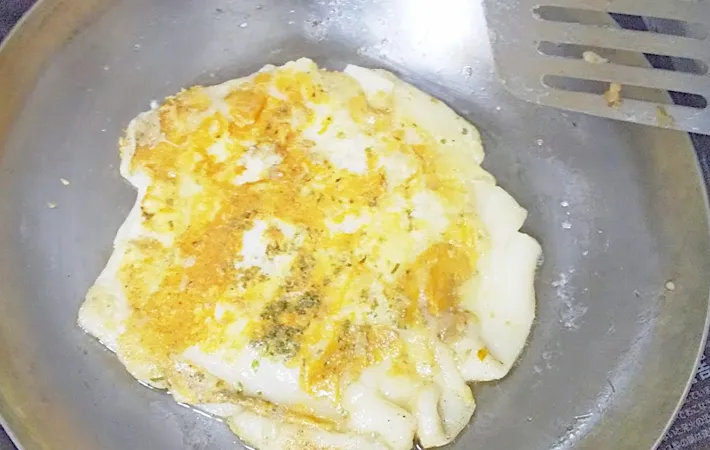 『青のりバターのお餅ガレット』を作る写真（撮影：エニママ）