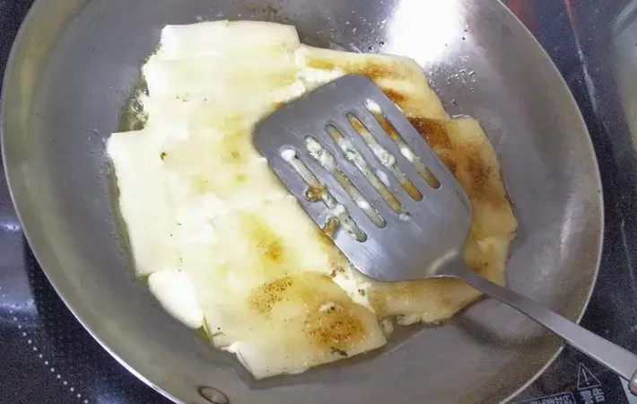 『青のりバターのお餅ガレット』を作る写真（撮影：エニママ）