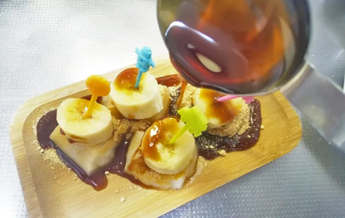 『ひとくちバナナきなこもち』を作る写真（撮影：エニママ）