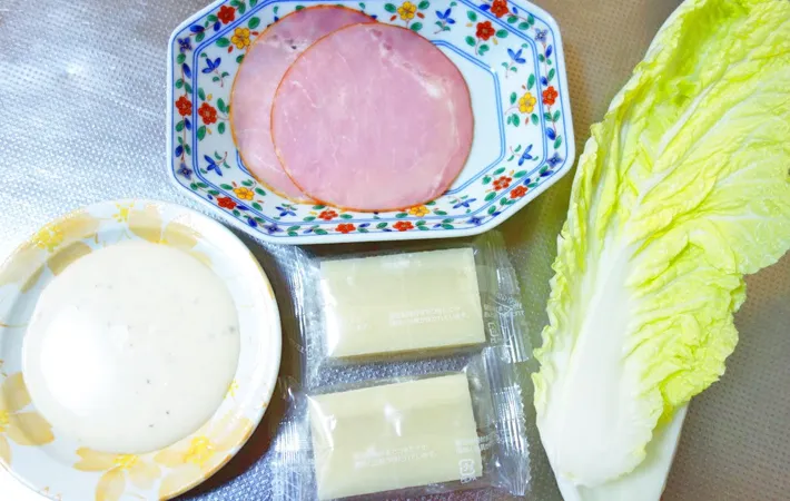 『白菜サラダのもちラップサンド』の材料写真（撮影：エニママ）