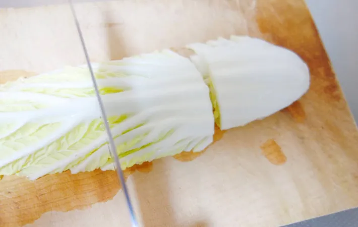 『白菜サラダのもちラップサンド』を作る写真（撮影：エニママ）