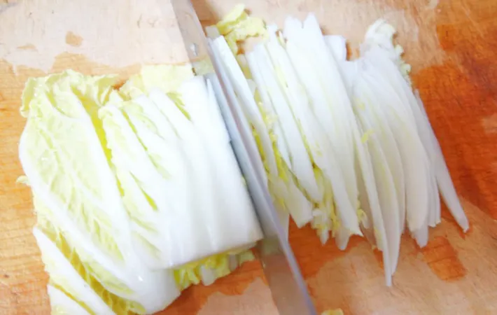 『白菜サラダのもちラップサンド』を作る写真（撮影：エニママ）
