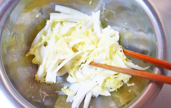 『白菜サラダのもちラップサンド』を作る写真（撮影：エニママ）