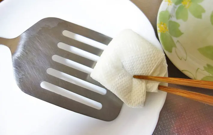 『白菜サラダのもちラップサンド』を作る写真（撮影：エニママ）