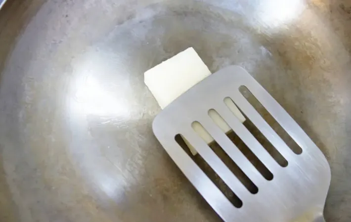 『白菜サラダのもちラップサンド』を作る写真（撮影：エニママ）