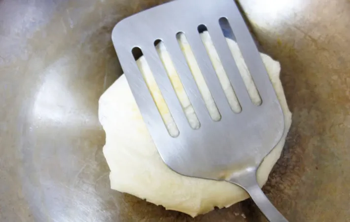 『白菜サラダのもちラップサンド』を作る写真（撮影：エニママ）