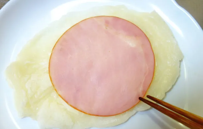 『白菜サラダのもちラップサンド』を作る写真（撮影：エニママ）